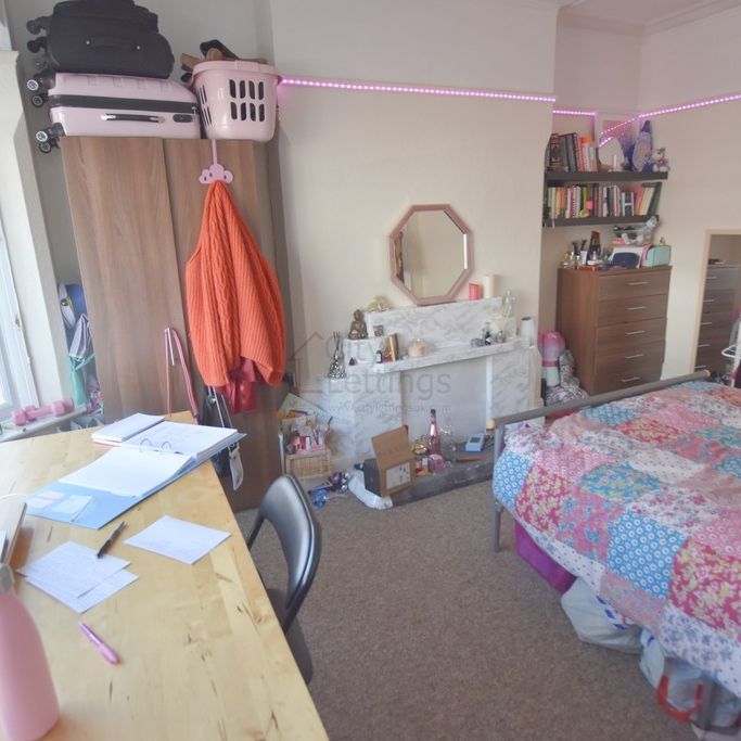 4 Bedroom Mid Terraced House - Photo 1