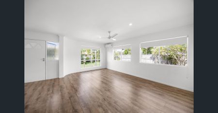 Coastal Comfort Meets Convenience – Walk to the Beach in 3 Minutes! - Photo 2