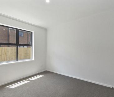 Stylish Townhouse - Photo 6