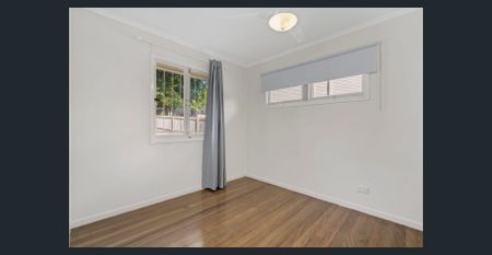 AIR-CONDITIONING... FULLY FENCED... DISHWASHER... RENOVATED... PLENTY OF STORAGE... - Photo 4