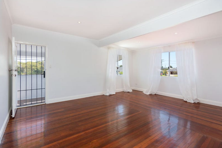 Spacious 3-Bedroom Townhouse with Wraparound Deck in Prime Northgate Location - Photo 2