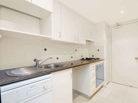 PERFECT STUDIO CLOSE TO EVERYTHING! - Photo 2