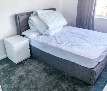 Room in a Shared House, Coldpark Gardens, BS13 - Photo 1