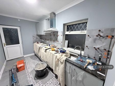 2 bedroom semi-detached house to rent - Photo 3