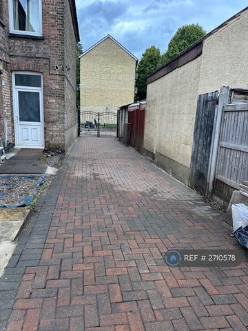 4 bedroom end of terrace house to rent - Photo 2