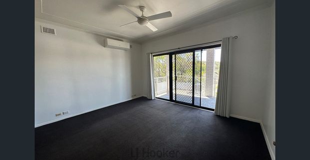 FAMILY HOME IN THE PERFECT LOCATION! CLOSE TO WESTFIELD KOTARA! IDEAL FOR ENTERTAINING WITH A FENCED OFF POOL AND ENTERTAINMENT AREA. - Photo 1