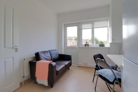 3 bedroom flat to rent - Photo 2
