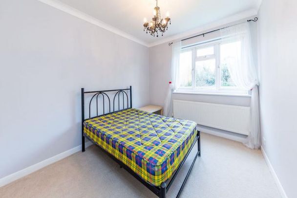 beautiful and spacious 2 double bedroom property on a quiet residential street - Photo 1