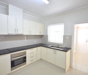 SPACIOUS FAMILY HOME - Photo 4