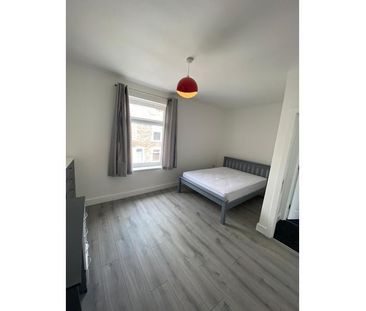 4 bedroom end of terrace house to rent - Photo 3