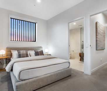 Exclusive Townhouse With 3x Secure Parking - Photo 2