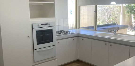 10 Brunel court Currambine - Photo 2