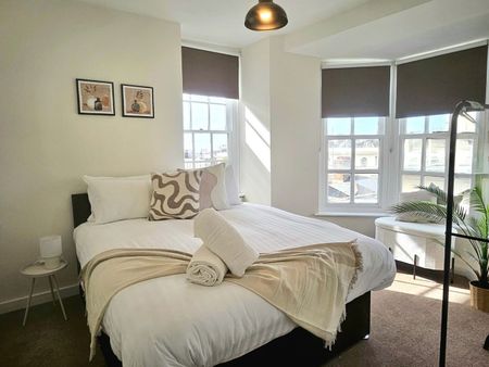 2 Bed Flat, Western Road, BN1 - Photo 4
