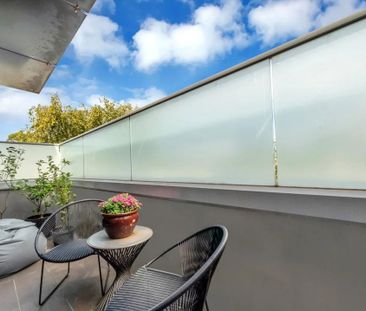 Stunning Apartment in Unbeatable Location! - Photo 2