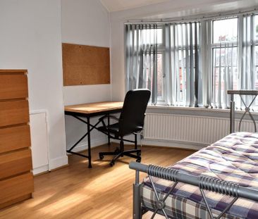 4 bedroom semi-detached house to rent - Photo 3