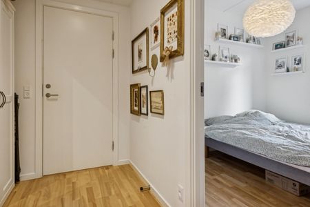 <b>Topklasse 3-værelses lejlighed med terrasse, have og egen parkeringsplads</b><br> - Foto 2