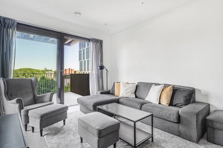 Viaduct Gardens, London, SW11 7AY - Photo 3