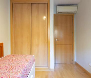 Single Bed in Room for rent to professionals in 2-bedroom apartment... - Photo 1
