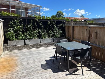 Modern, Comfortable home Te Atatu South. - Photo 3