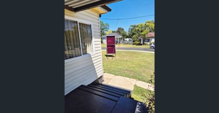 Convenient Location! Close to shops, school and public transport! - Photo 3