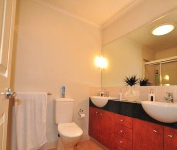 8854 Magnolia Drive East, Hope Island QLD 4212 - Villa For Rent | D... - Photo 4