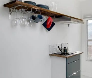 Toronto Furnished Rental - Elegant 1 Bed, 1 Bath with Patio and Air... - Photo 2