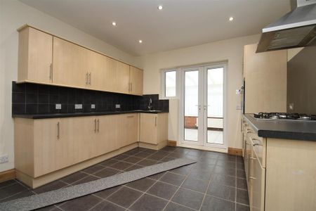 3 bedroom semi-detached house to rent - Photo 5