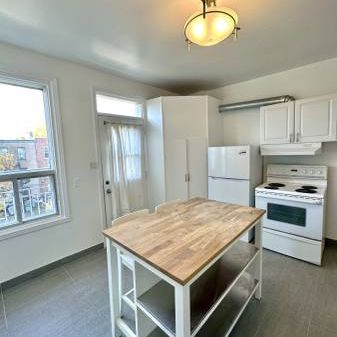 BEAUTIFUL 4 1/2 + den UNIT IN VERDUN STEPS TO WELLINGTON & METRO - Photo 1