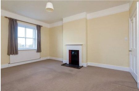 A detached period family house on the edge of village in North Oxfordshire. The property benefits from light, well proportioned rooms. A commercial unit is also available by separate negotiation. - Photo 4