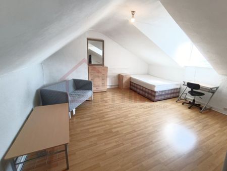 3 Bedroom Flat - Photo 2