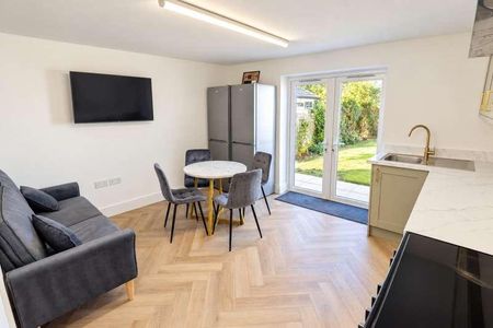 Woking, Surrey, GU21 - Photo 3