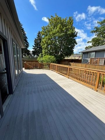 Beautiful Executive 4-Bedroom Character Home in University District - Photo 2