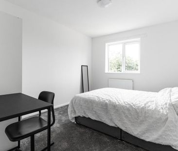 4 bedroom semi-detached house to rent - Photo 4