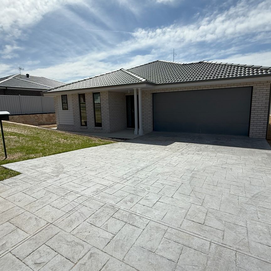 Luxury & Sustainability - Brand New Bugendore 4 bedroom Home - Photo 1