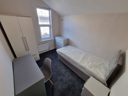 4 Bed Student Accommodation - Photo 2