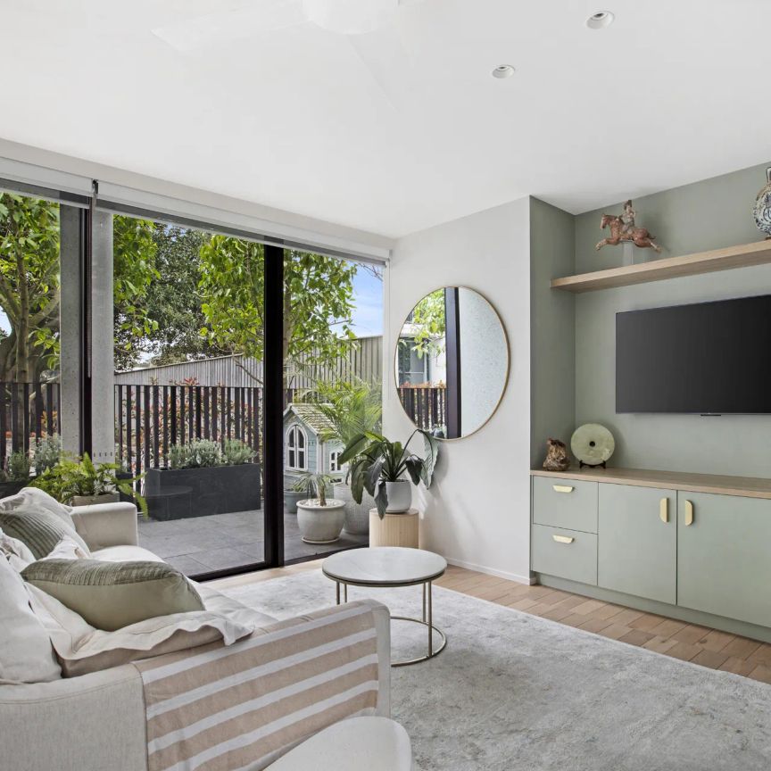 Light Filled Ground Floor Garden Apartment In Secure Block - Lift Access - Photo 1