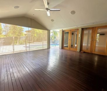 Spacious Family Home with Pool in Prime Doncaster Location - Photo 2