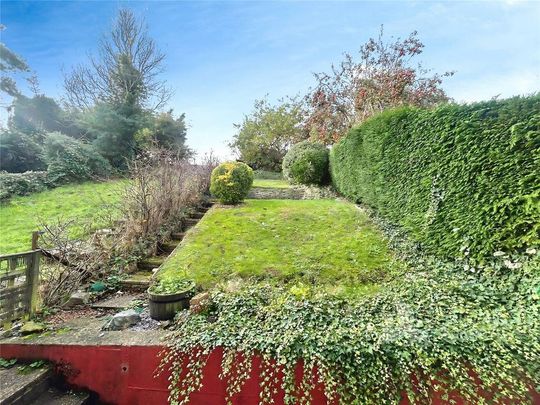 4 bedroom end of terrace house to rent - Photo 1