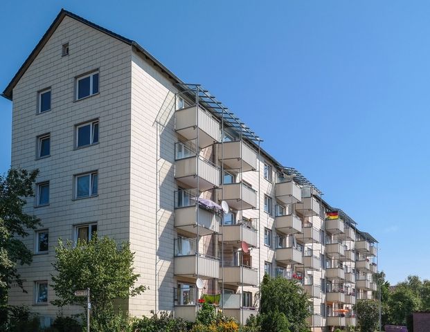 Sonniger Balkon mit Blick auf gepflegte Außenanlagen - Foto 1