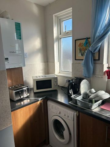 1 bedroom in a house share to rent - Photo 4