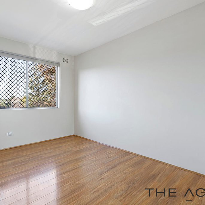 Recently Updated, Sun-Kissed, Expansive And Private, Three Bedroom Apartment, Only Moments To The Shops, Train Station And Plaza - Photo 1