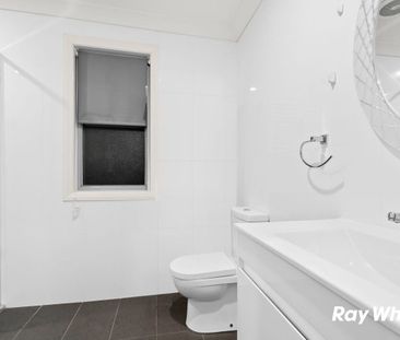 Spacious 3-Bedroom Townhouse in a Prime Location - Photo 1