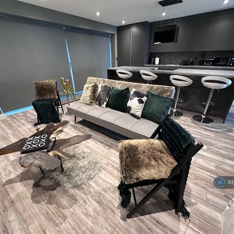 4 bedroom semi-detached house to rent - Photo 1