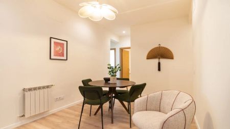 Room in a shared 5-bedroom apartment for rent in Embajadores - Photo 3