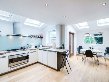 A charming and beautifully presented family home in central Chiswick - Photo 2