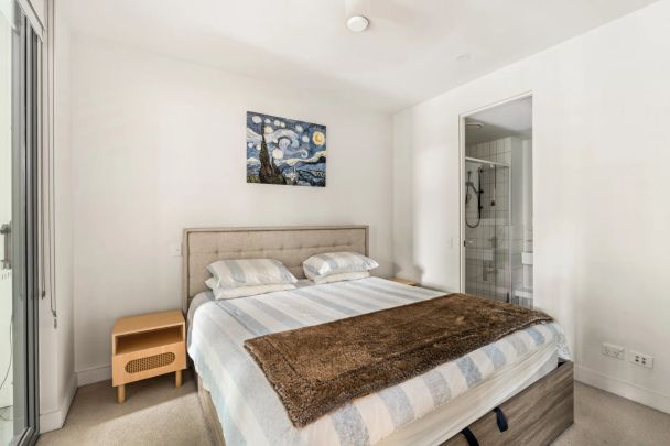 Part-furnished designer apartment opposite Waterloo oval - Photo 1