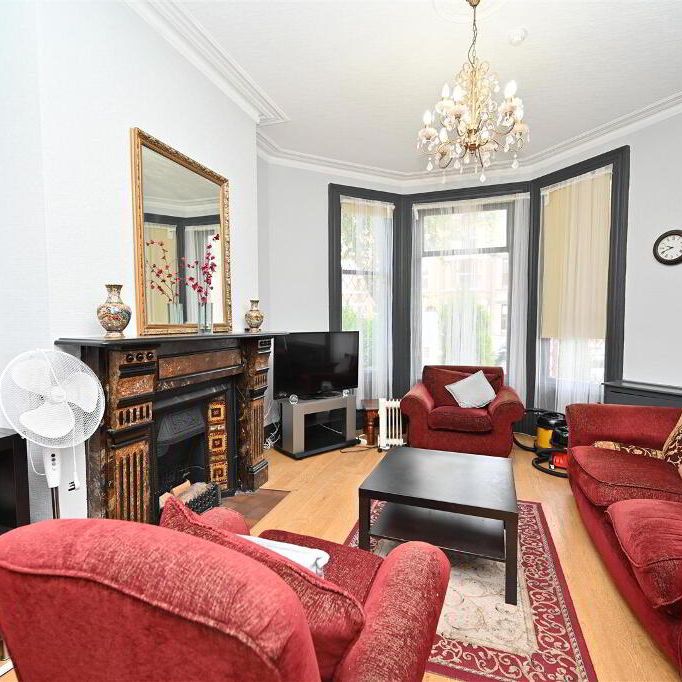 Room 5, 9 Eglantine Avenue, Belfast, BT9 6DW - Photo 1