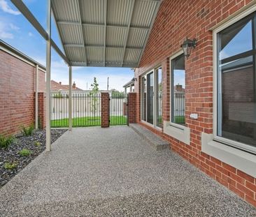 BEAUTIFUL 3 BEDROOM UNIT IN PRIME LOCATION - Photo 1