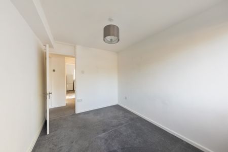 Valley Close, Loughton, IG10 - Photo 4