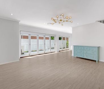 Modern and spacious family townhouse in convenient location. - Photo 1